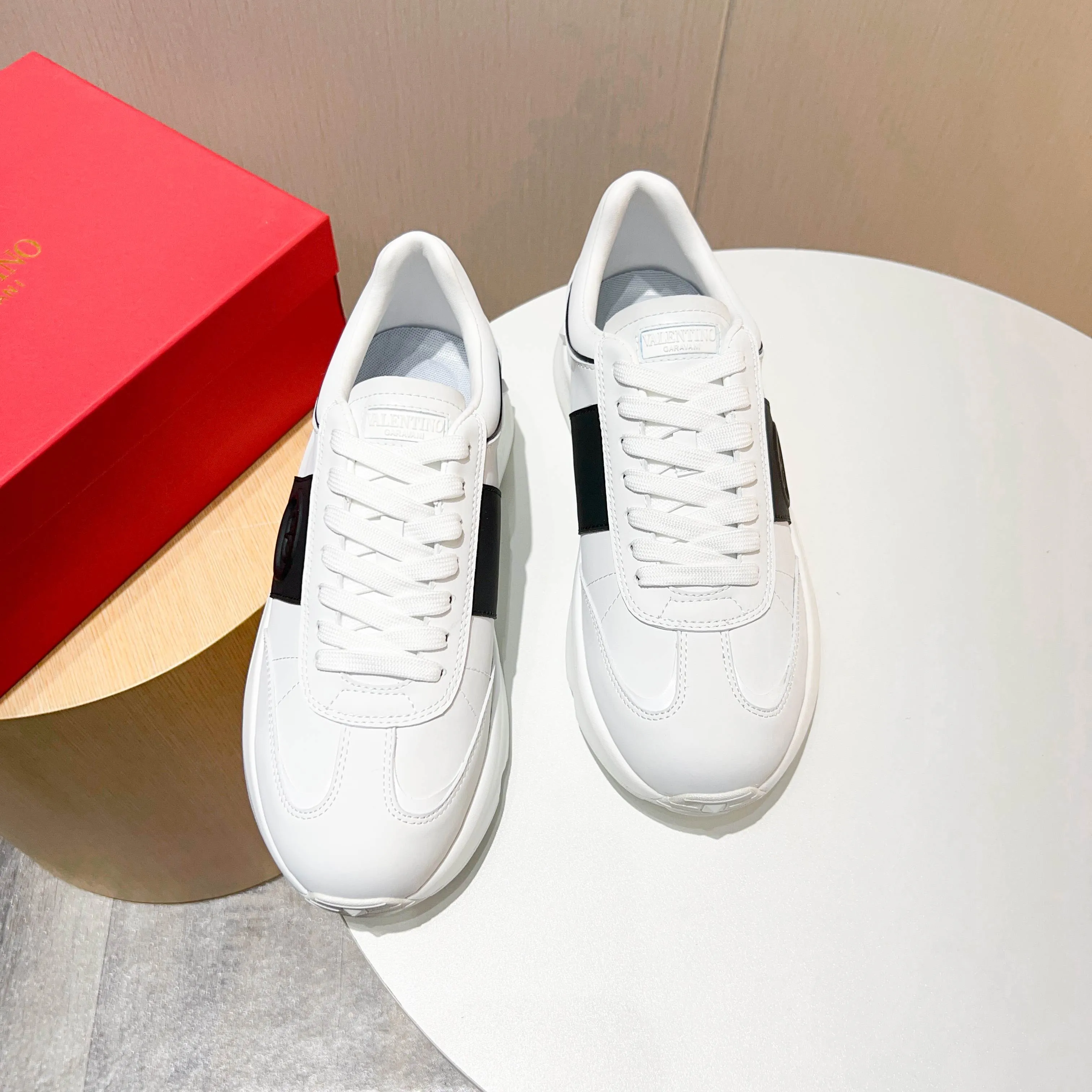 Ex-factory price: 520💰𝙑𝙖𝙡𝙚𝙣𝙩𝙞𝙣𝙤/Valentino𝙑𝙏 The latest official website main model in early autumn Classic continuation💯Making goods all year round🎁Wannian classic series sports and casual shoes💥, a must-have trendy item all year round🏆Many stars and Internet celebrities have performed it🔥 The original version is developed one to one, perfect last shape, VT iconic logo, logo printing on tongue and upper, original full set of packaging, full oil edge on the upper, T men's men's shoes💰u ultra-light combination outsole Comfortable on the feet, not squeezing the feet, fabric/first layer of cowhide. Lining/cow lining💕 Standard size: 38-44 (45 can be ordered)